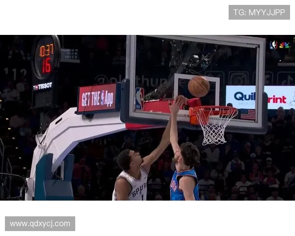 马刺与雷霆激战正酣NBA赛场精彩瞬间回顾与分析